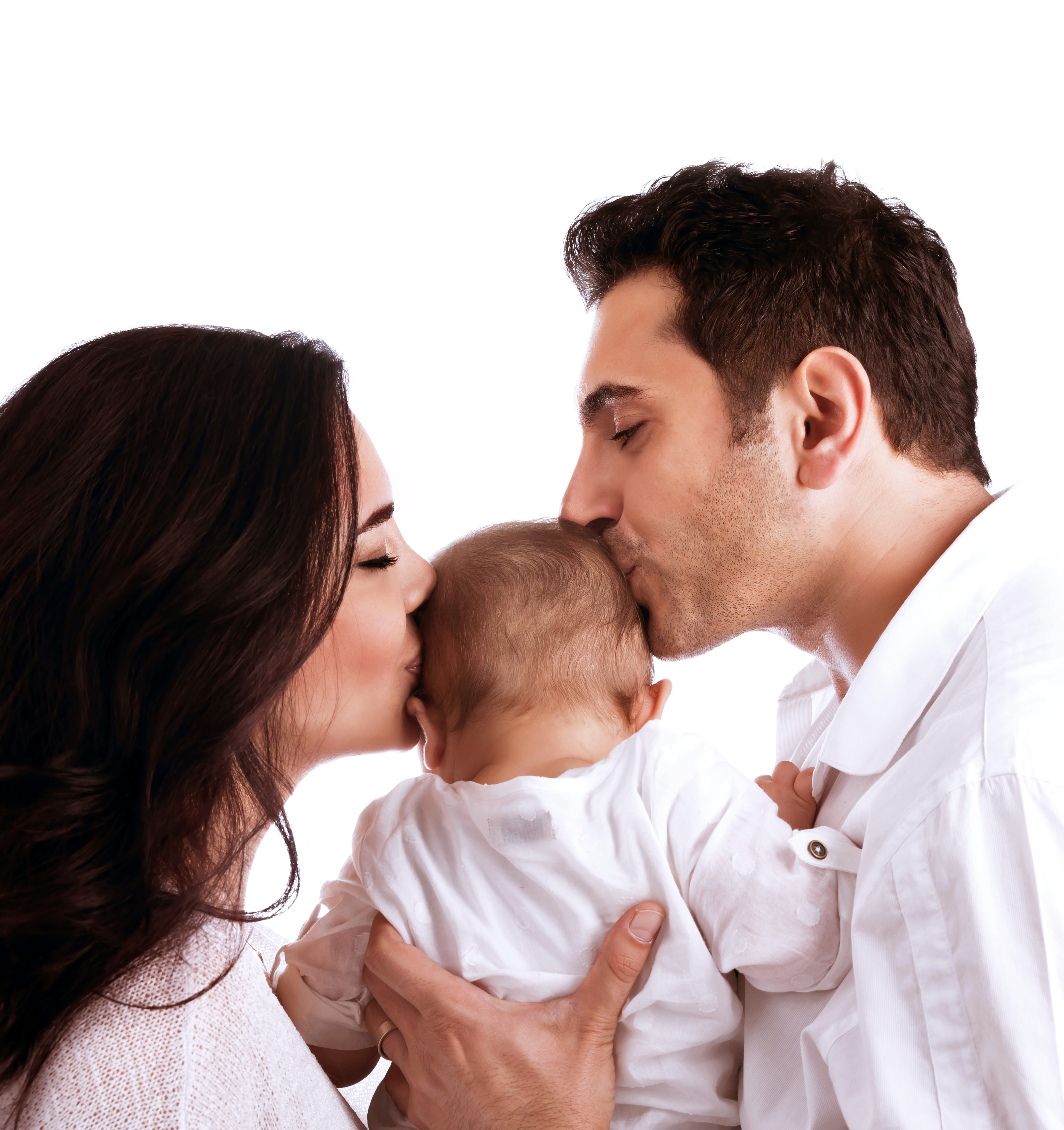 parents kissing their newborn