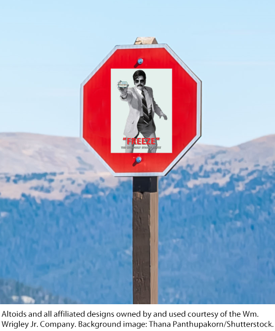 A photo shows the altoids ad poster stuck on a stop sign on the side of the road. The sign reads „Freeze“.